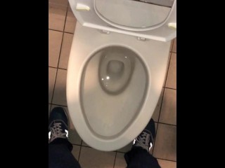 公众トイレで包茎ちんちんからおしっこ日本人男子